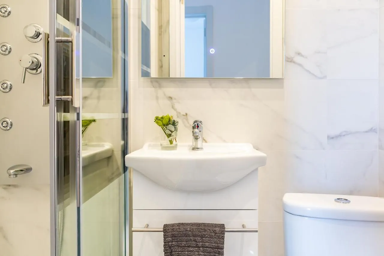 3Br - 2Bh Apartment With Nice Sagrada Familia Views 0*, Barcelona Spain